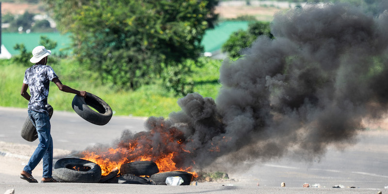 Una protesta contro il rincaro del carburante a Bulawayo, 14 gennaio
(ZINYANGE AUNTONY/AFP/Getty Images)