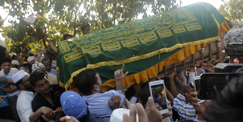 La bara di Ko Ni trasportata dalla folla durante il suo funerale celebrato a Yangon il 30 gennaio 2017. (AP Photo/Thein Zaw)