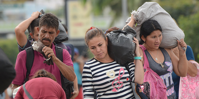 Cittadini venezuelani attraversano il ponte Simon Bolivar per raggiungere la Colombia, marzo 2018 (Georg Ismar/picture-alliance/dpa/AP Images)