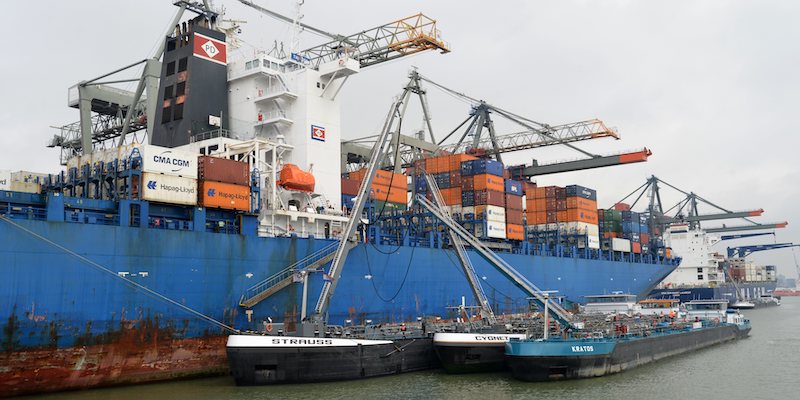 Una nave cargo nel porto di Rotterdam, nei Paesi Bassi. (Thomas Muncke/picture-alliance/dpa/AP Images)