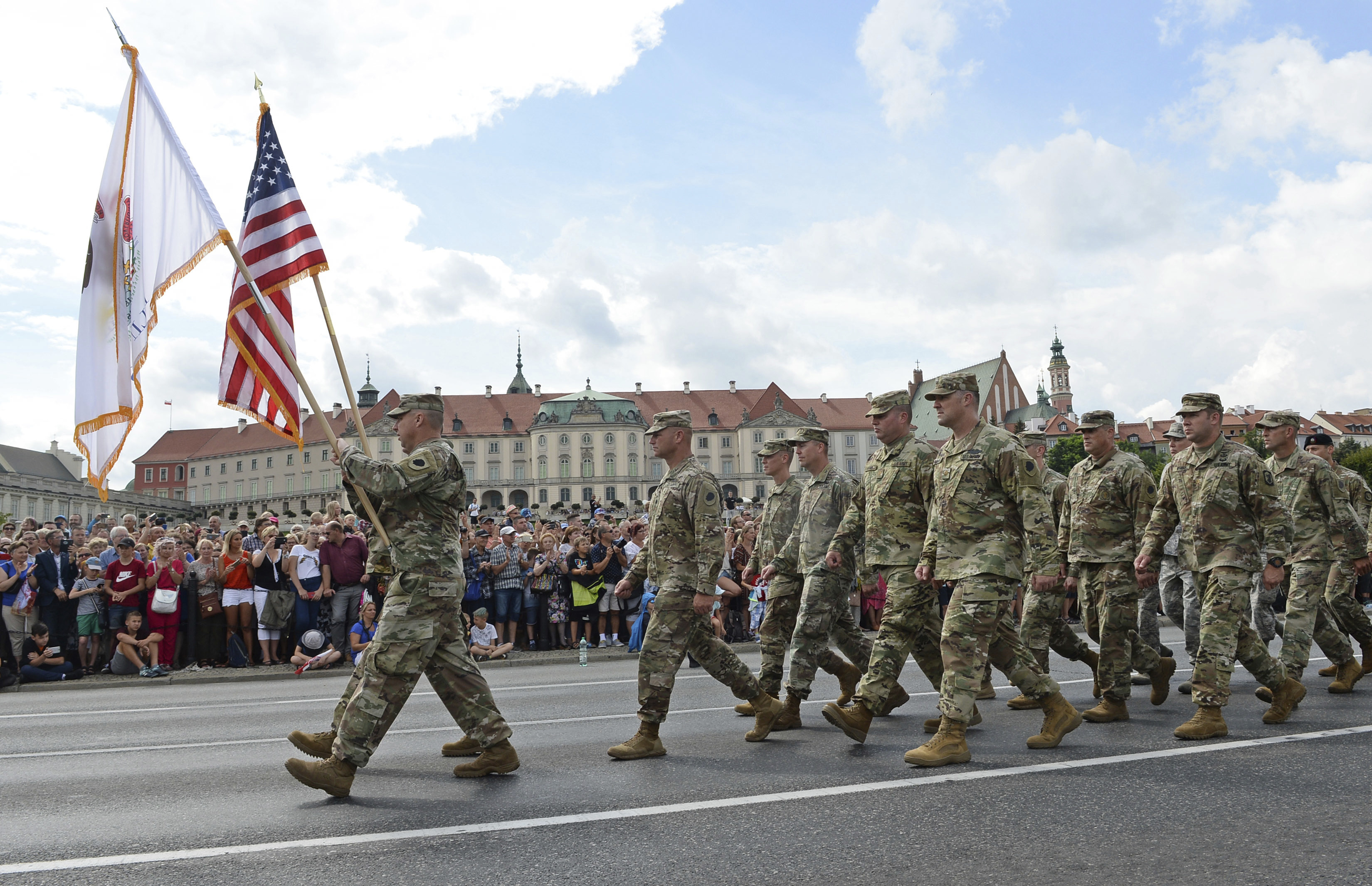 Soldati statunitensi durante una parata per la festa delle forze armate polacche, a Varsavia (AP Photo/Alik Keplicz)