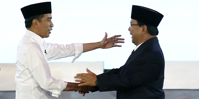 Joko Widodo, in bianco, e Prabowo Subianto, in nero, prima di un dibattito televisivo, Jakarta, 17 gennaio 2019 (AP Photo /Tatan Syuflana)