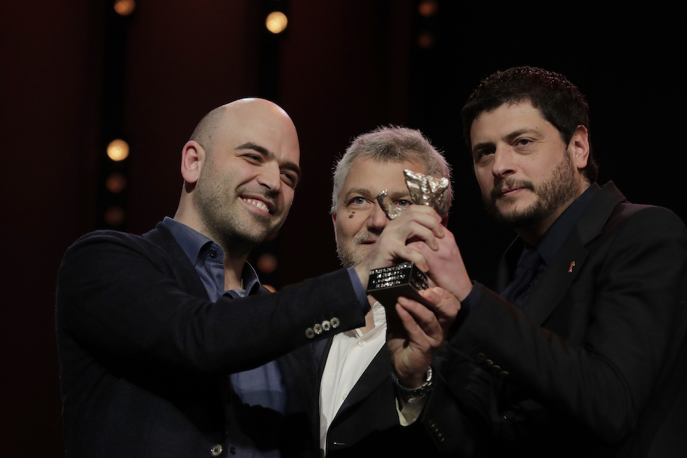Roberto Saviano con gli sceneggiatori Maurizio Braucci e Claudio Giovannesi (AP Photo/Markus Schreiber)
