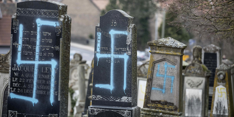 Le svastiche disegnate sulle lapidi del cimitero ebraico di Quatzenheim, in Alsazia. (AP Photo/Jean-Francois Badias)