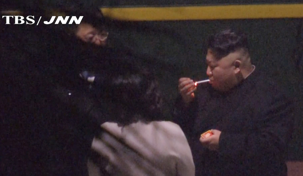 Anche Kim Jong-un fa la pausa sigaretta in stazione