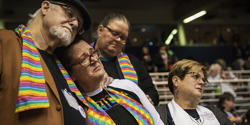 La delusione dopo il voto della Chiesa Metodista Unita contro i matrimoni omosessuali e l'ordinazione di clero LGBTQI, St. Louis, 26 febbraio 2019 (AP Photo/Sid Hastings)