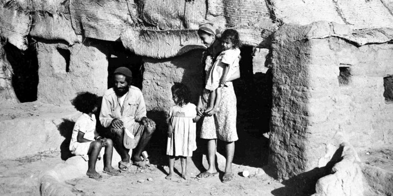 Una famiglia di ebrei yemeniti fuori dallo loro casa ad Aden, in Yemen, in attesa di essere portati in Israele. Marzo 1949 (AP Photo)