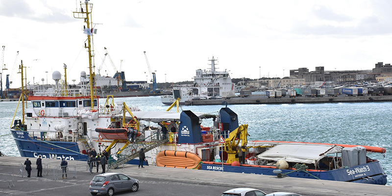 Le operazioni di sbarco dei 47 migranti che si trovavano a bordo della Sea Watch 3, Catania, (ANSA/ORIETTA SCARDINO)