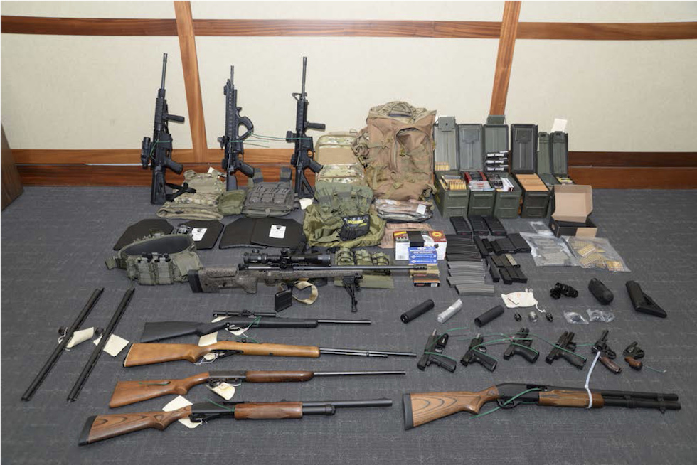 Le armi trovate nell'appartamento di Christopher Hasson a Silver Spring, nel Maryland (U.S. District Court via AP)