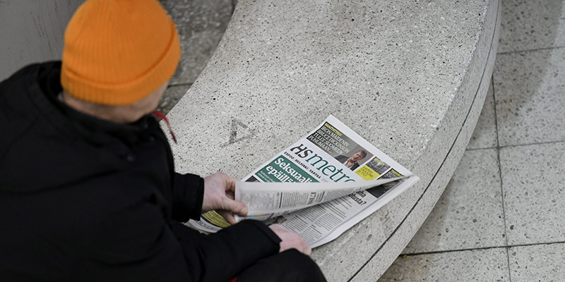 Un uomo legge il giornale, Helsinki, 14 gennaio 2019 (MARTTI KAINULAINEN/AFP/Getty Images)