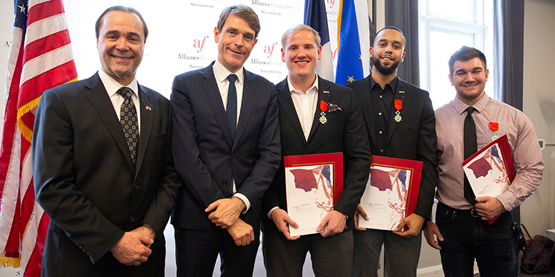 Spencer Stone, Anthony Sadler e Alex Skarlatos durante la cerimonia a Sacramento, California, 31 gennaio 2019 (BRITTANY HOSEA-SMALL/AFP/Getty Images)