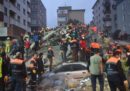 Almeno tre persone sono morte nel crollo di un edificio di otto piani a Istanbul