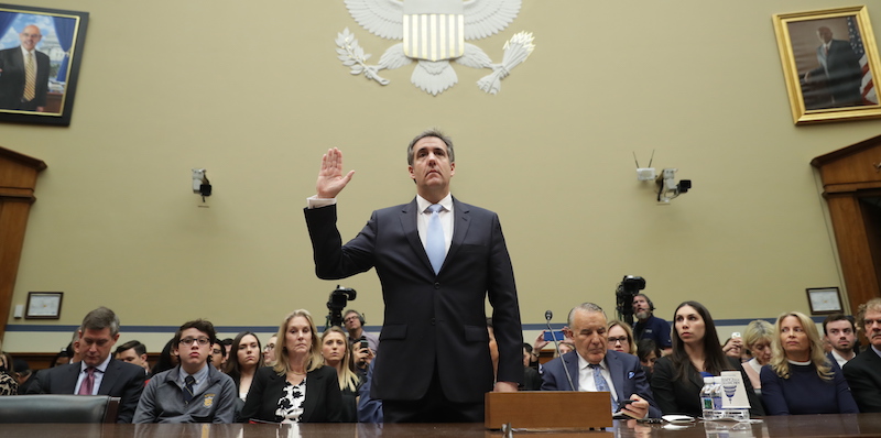 Michael Cohen presta giuramento all'inizio della sua deposizione alla Camera. (Chip Somodevilla/Getty Images)