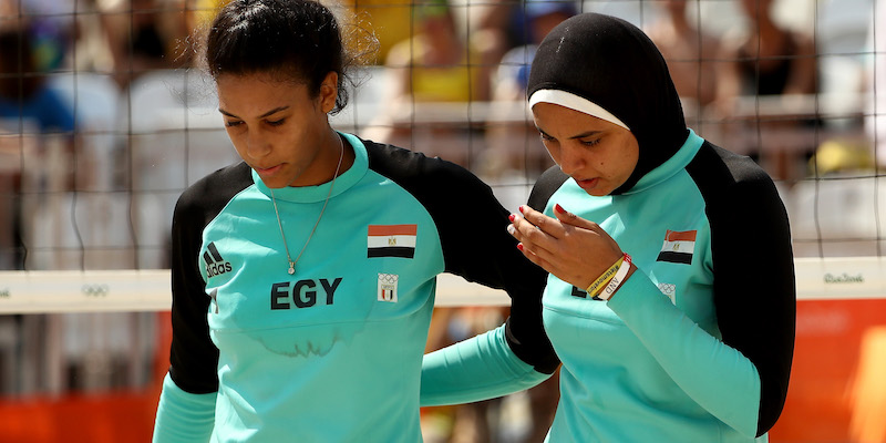 Le due atlete egiziane, Nada Meawad e Doaa Elghobashy, durante un match di beachvolley alle Olimpiadi di Rio del 2016. (Ezra Shaw/Getty Images)