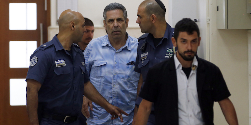 L'ex ministro israeliano Gonen Segev, nel tribunale di Gerusalemme, il 5 luglio 2018 (AP Images/REUTERS/Ronen Zvulun