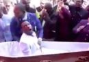 Il video virale della truffa di un predicatore sudafricano che dice di risuscitare i morti