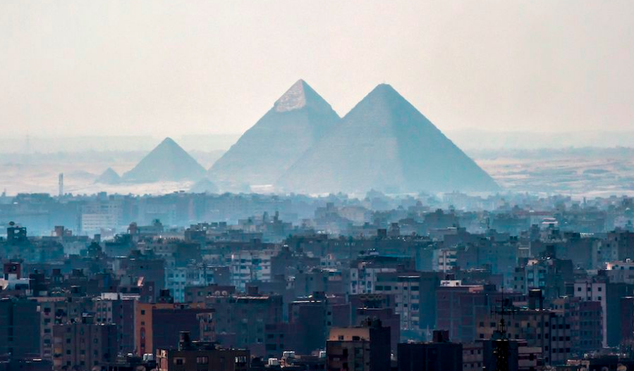 La necropoli di Giza vista alla periferia del Cairo
(KHALED DESOUKI/AFP/Getty Images)