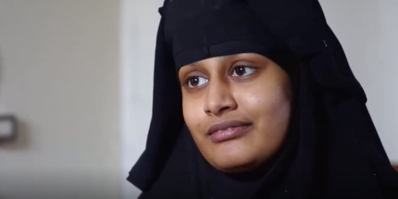 Shamima Begum, una delle tre adolescenti che si unirono allo Stato Islamico nel 2015, intervistata da BBC in Siria