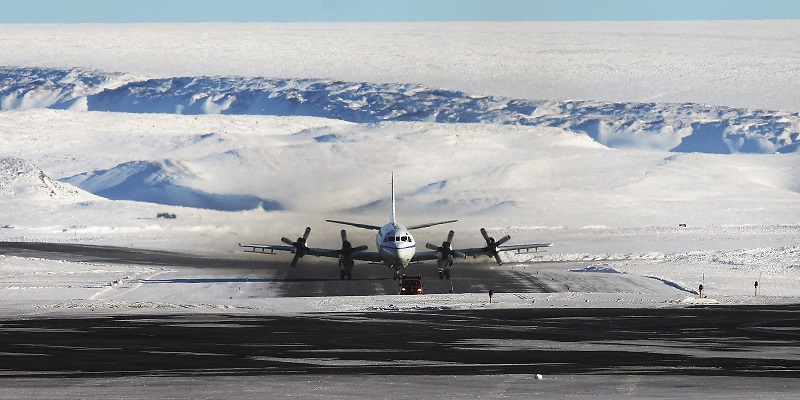 Un aereo atterra alla base militare di Thule, a Pituffik, Groenlandia. (Mario Tama/Getty Images)