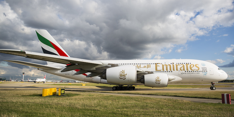 Un aeroplano A380 della compagnia aerea Emirates all'aeroporto di Heathrow, a Londra, l'11 ottobre 2016 (Jack Taylor/Getty Images)