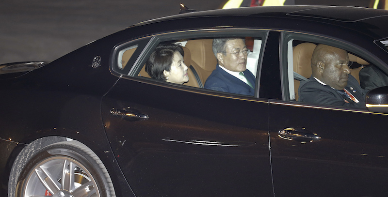 Il presidente della Corea del Sud Moon Jae-in e sua moglie Kim Jung-Sook su una delle Maserati usate durante il summit APEC in Papua Nuova Guinea (AP Photo/Aaron Favila)