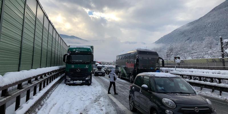 Un tratto della coda sull'autostrada del Brennero, chiusa in direzione nord tra Chiusa e Vipiteno per mezzi pesanti bloccati, il 2 febbraio 2019 (ANSSA/G.News)
