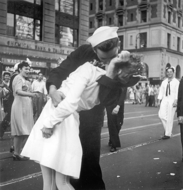 La famosa foto del bacio a Times Square, scattata il 14 agosto 1945 (AP Photo/U.S. Navy/Victor Jorgensen, File)