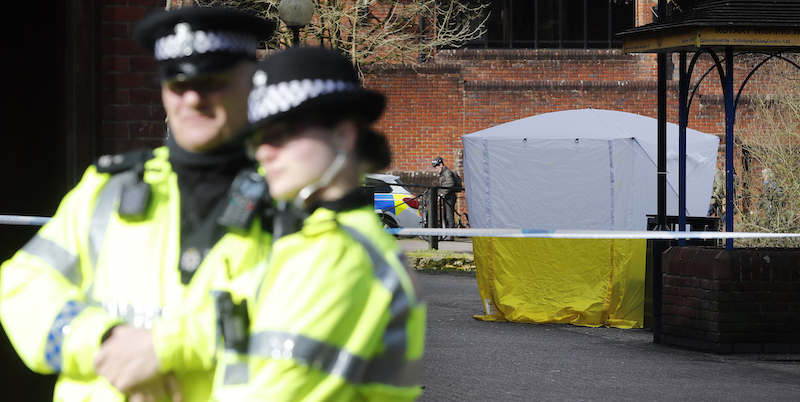 Due poliziotti davanti alla tenda che copre il luogo dove sono stati avvelenati l'ex spia russa Sergei Skripal e la figlia, a Salisbury. 6 marzo 2018.(AP Photo/Frank Augstein)