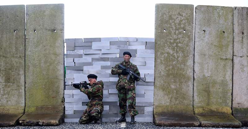 Messinscena di un "confine rigido" tra Irlanda e Irlanda del Nord organizzata durante una manifestazione anti-Brexit a Newry, in Irlanda del Nord (PAUL FAITH/AFP/Getty Images)