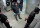 Il video del pestaggio in una prigione di Buffalo