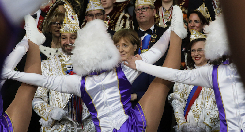 La cancelliera Angela Merkel (64) a un'esibizione di danza delle associazioni che si occupano del carnevale, alla cancelleria di Berlino, 19 febbraio 
(Photo/Markus Schreiber)