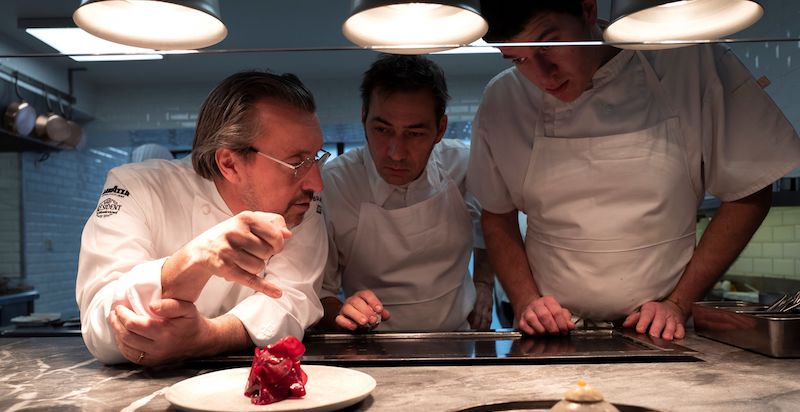 Lo chef francese Laurent Petit con altri due chef nel suo ristorante "Le Clos des Sens" ad Annecy, in Francia
(ROMAIN LAFABREGUE/AFP/Getty Images)