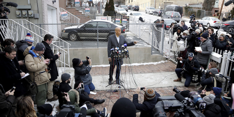 Il senatore americano Cory Booker durante una conferenza stampa davanti a casa sua a Newark, in New Jersey, dopo aver annunciato la propria candidatura alle primarie Democratiche, il primo febbraio 2019 (AP Photo/Julio Cortez)