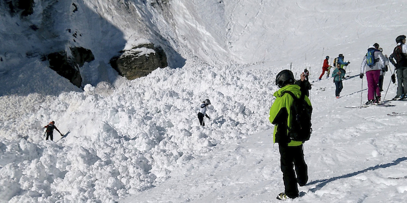 La neve che ha coperto parte di una pista da sci di Crans-Montana, in Svizzera, dopo una valanga, il 19 febbraio 2019 (KEYSTONE/Denis Mentha)