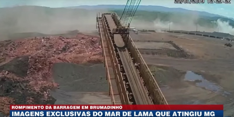 Il crollo della diga brasiliana di Brumadinho, il 25 gennaio 2019 (Bandeirantes/YouTube)