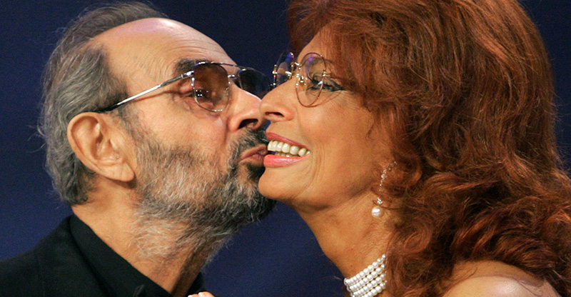 Stanley Donen bacia Sofia Loren dopo aver ricevuto il Leone d'oro alla carriera a Venezia nel 2004 (AP Photo/Domenico Stinellis)