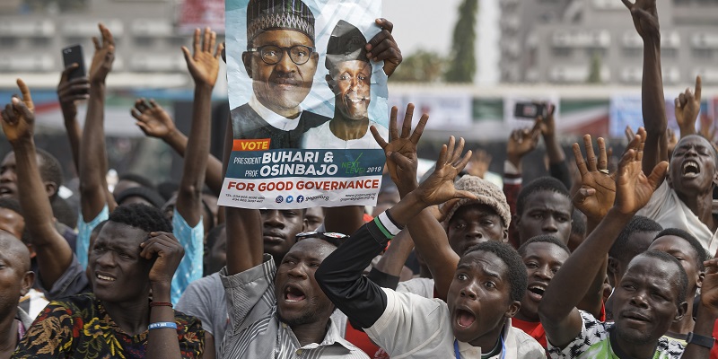 Sostenitori del presidente nigeriano Buhari ad Abuja, Nigeria. (AP Photo/Ben Curtis)