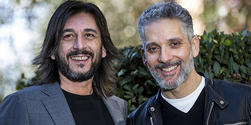 L'attore Beppe Fiorello con l'ispiratore della storia Enzo Muscia posano per i fotografi durante il photocall del film tv Rai "Il mondo sulle spalle", Roma, 15 febbraio 2019 (ANSA/ANGELO CARCONI)