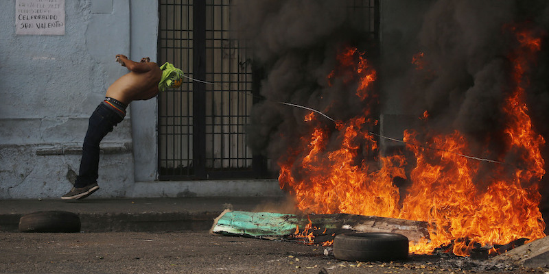 Un manifestante viene tirato indietro da un filo spinato durante gli scontri con la Guardia Nacional Bolivariana a Ureña, Venezuela, 23 febbraio 2019 (AP Photo/Fernando Llano)