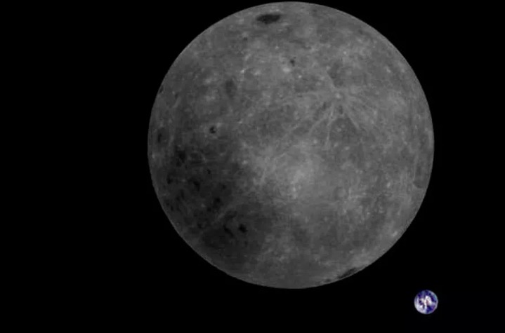 La faccia nascosta della Luna e la Terra, in una sola foto