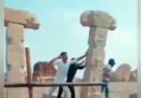 Quattro giovani indiani che avevano distrutto le colonne di un tempio indù hanno dovuto rimetterle a posto
