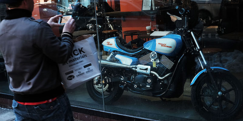 Un modello di Harley-Davidson esposto in una concessionaria di New York (Getty Images)