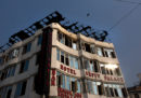 Almeno 17 persone sono morte per un incendio in un hotel a New Delhi, in India
