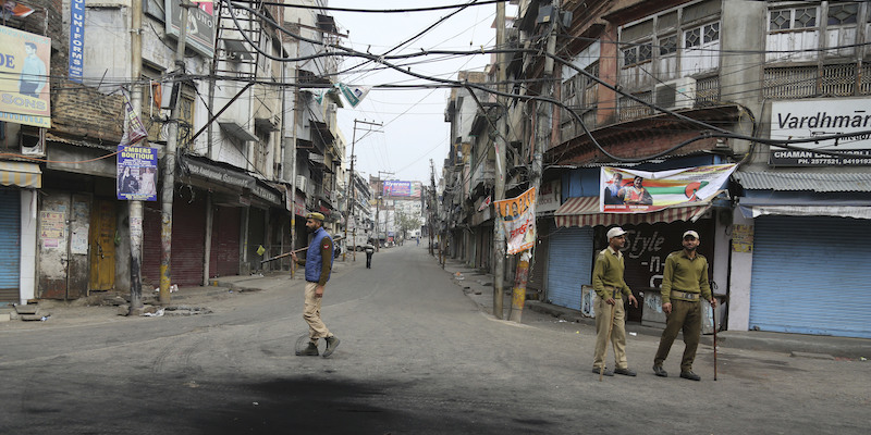 Poliziotto indiano nello stato del Jammu e Kashmir (AP Photo/Channi Anand)