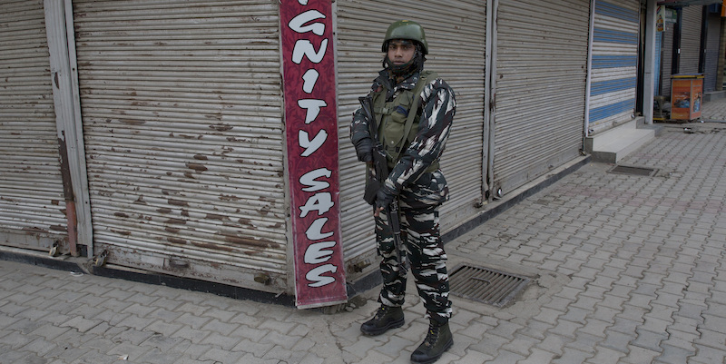 Militare indiano a Srinagar, in Kashmir (AP Photo/ Dar Yasin)