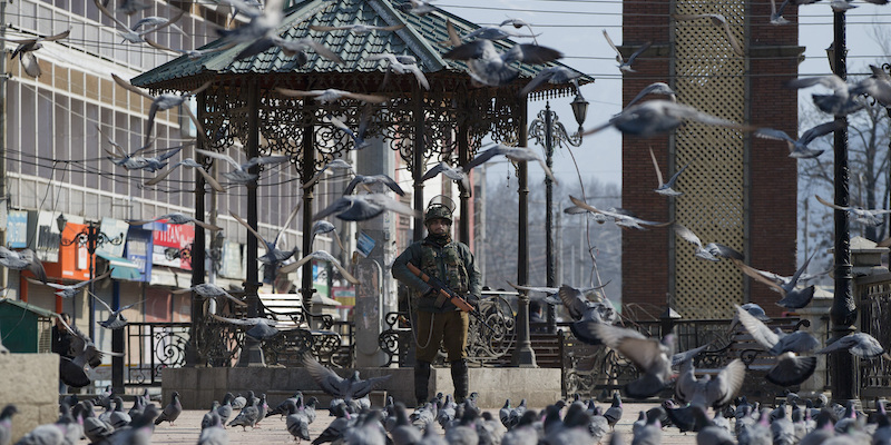 Un militare indiano a Srinagar, nel Kashmir (AP Photo/ Dar Yasin)