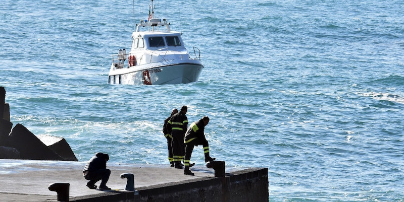 I sommozzatori dei vigili del fuoco durante le ricerche a Santa Maria la Scala, frazione marinara di Acireale, dei tre giovani dispersi in mare, 25 febbraio 2019. (ANSA/ORIETTA SCARDINO)