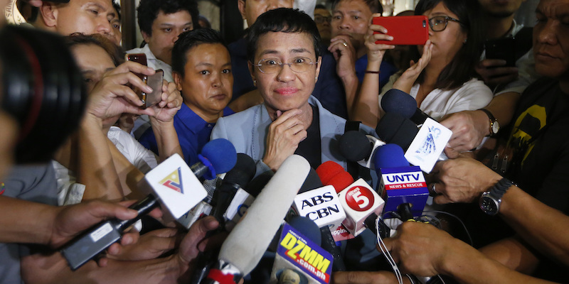 La giornalista filippina Maria Ressa, dopo aver pagato la cauzione per essere rilasciata a Manila, il 14 febbraio 2019 (AP Photo/Bullit Marquez)