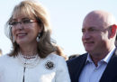 Mark Kelly, ex astronauta e marito di Gabrielle Giffords, si è candidato al Congresso degli Stati Uniti