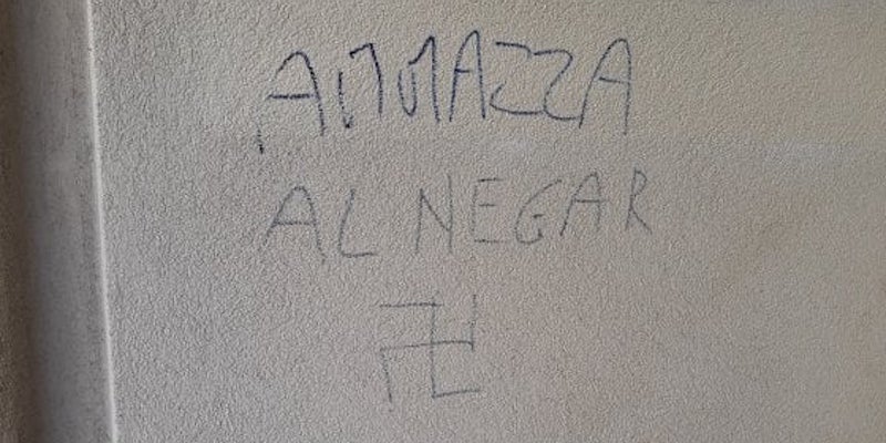Una delle scritte razziste contro una famiglia di Melegnano, in provincia di Milano